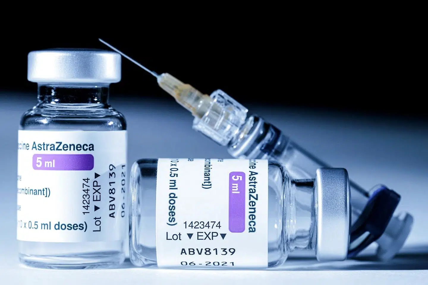 Torsdag stoppede en række lande brugen af AstraZeneca-vaccinen som følge af alvorlige blodpropper. Det kan dog endnu ikke konkluderes, om der er nogen sammenhæng mellem vaccinen og blodpropperne.