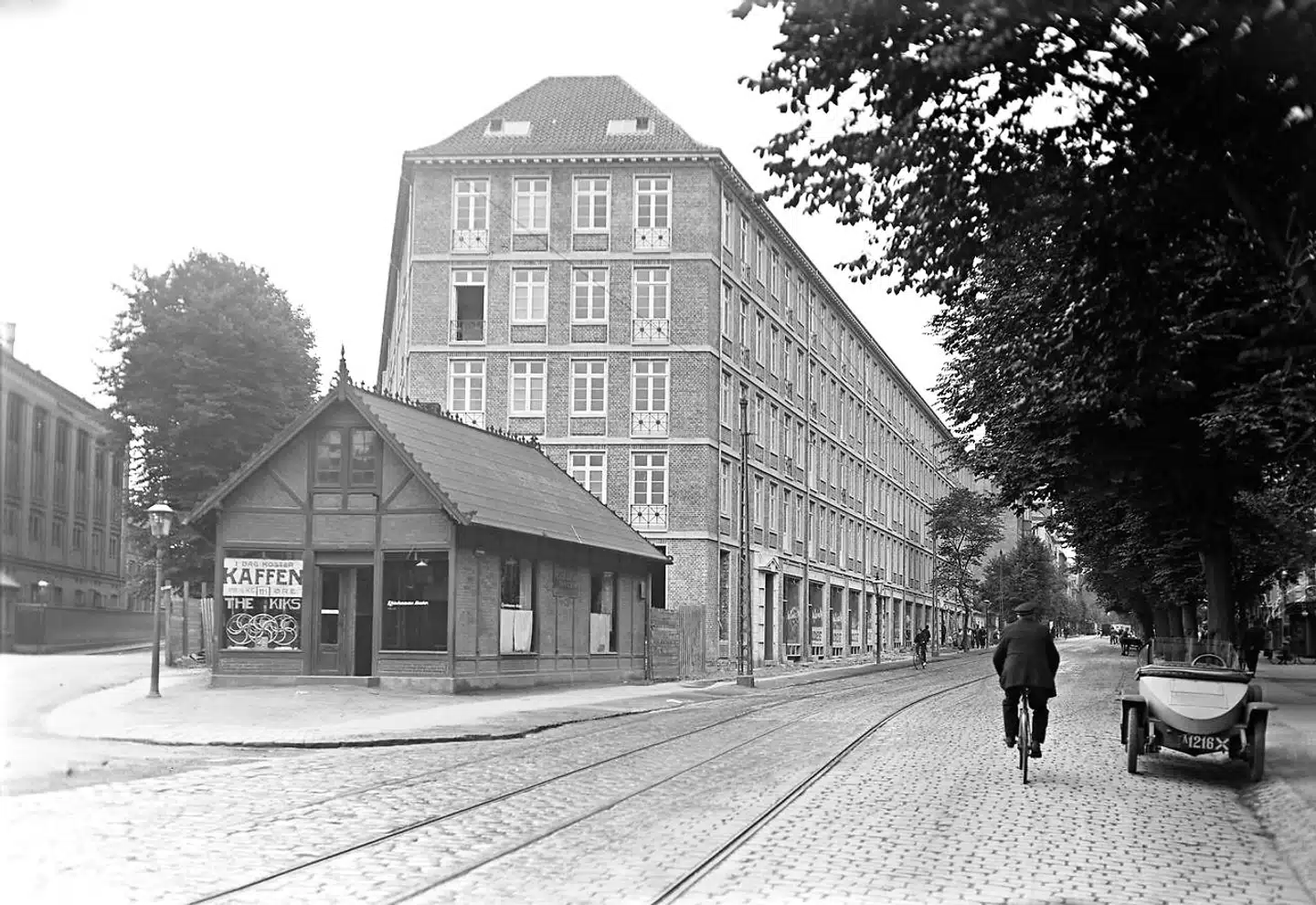 Vesterbrogade med Rahbekshus, bygget i 1924. Bygningens ekstremt stramme linjer med de lyse gesimsbånd ses tydeligt langs hele ejendommen. De nye altaner skulle produceres med stramme, kantede bunde, så de passede perfekt til gesimsbåndene, og altanens værn skulle ligne de historiske franske altaner på ejendommen, men såden gik det ikke. Billedet er fra før 1940, men den præcise datering er ikke kendt.