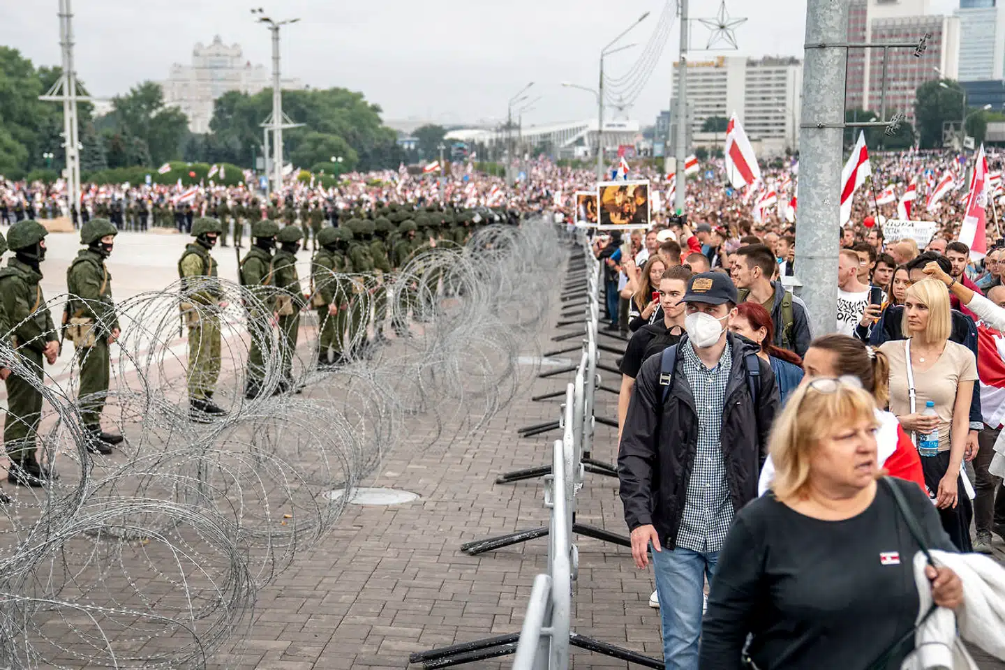 Op mod 250.000 mennesker gik på gaderne søndag 24. august for at protestere mod diktator Aleksandr Lukasjenko, der havde indsat militæret, der stod klar med skarpladte geværer.