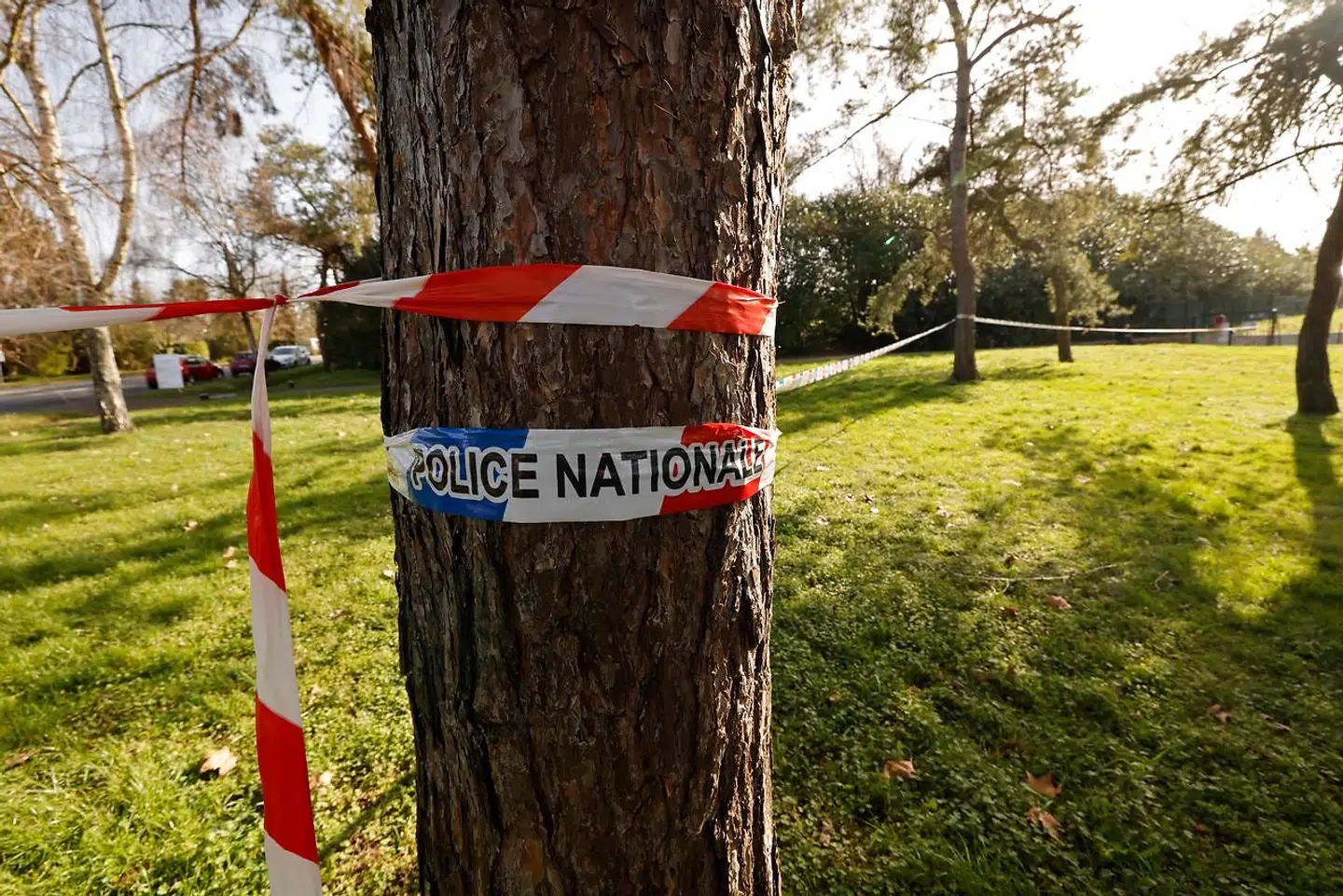 Politiafspærringer nær Boussy-Saint-Antoine syd for Paris, hvor en 14-årig dreng 24. februar blev stukket ihjel under et bandeopgør.