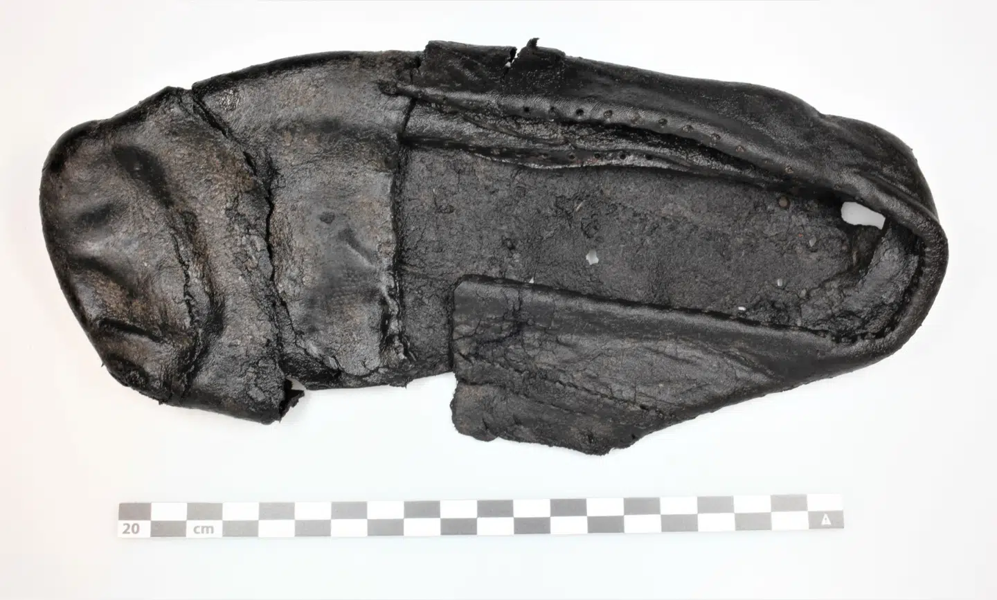 Skoen fra 1500-tallet er 25 centimeter lang og fundet i en latrin på Købmagergade. Blandt andet fordi den har korksål, mener arkæologerne, at det er en københavner fra overklassen, der har travet byen tynd i netop dette stykke fodtøj.