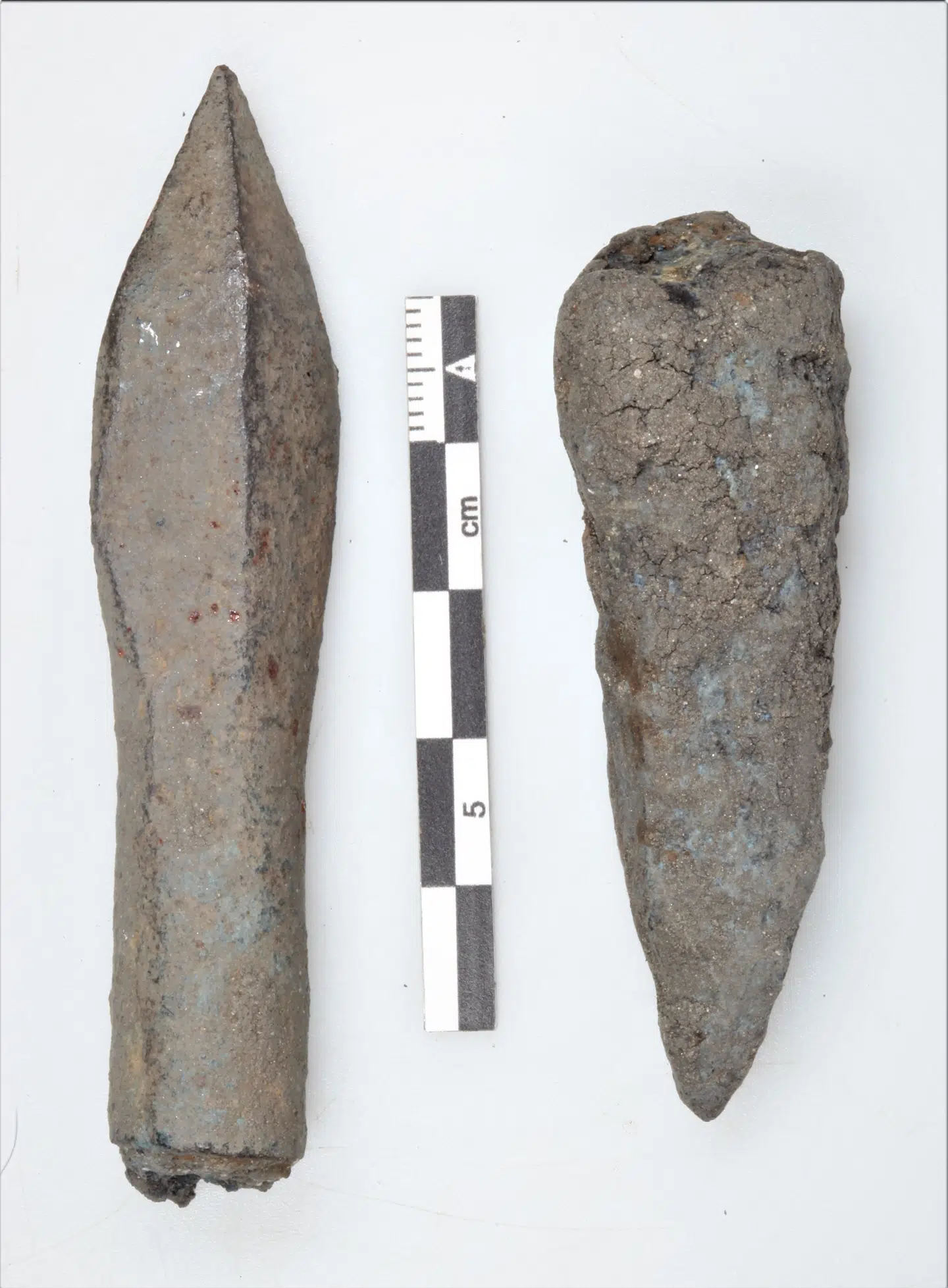 Sjældent fund af en armbrøstbolt fra 1400-tallet. Der blev også fundet stykker af ringbrynjer og musketkugler. Fundene er minder om en tid, hvor krig var en del af hverdagen.