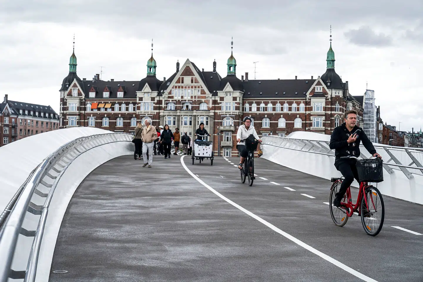 Lille Langebro, med det høje værn/gelænder, der for den gående spærrer for udsigten ud mod Sluseholmen til den ene side og Knippelsbro og Operaen til den anden.