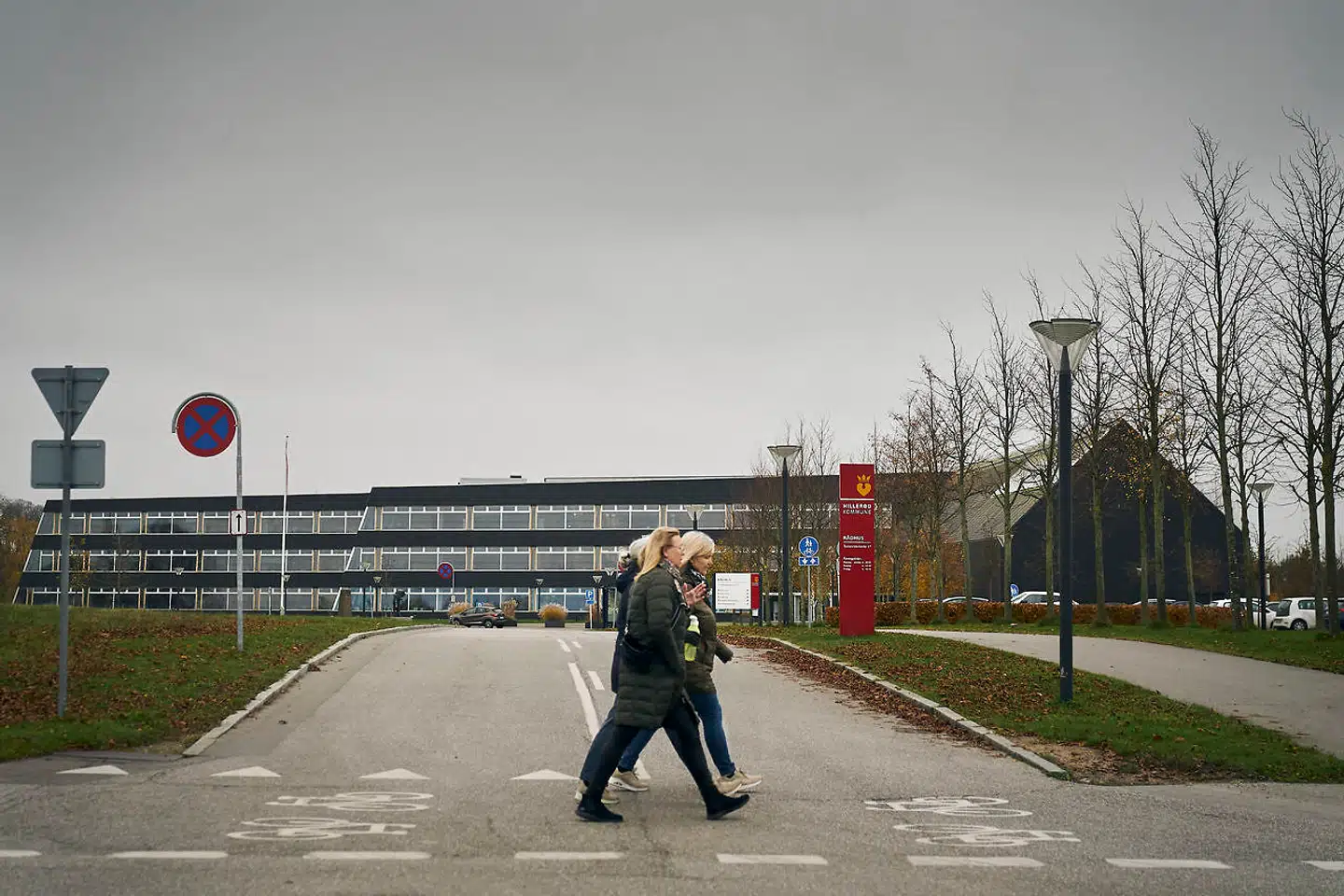 Ved Hillerød Rådhus ligger et fast testcenter, men et nyt center åbner som konsekvens af, at der er opstået et smitteudbrud i en daginstitution i kommunen. Alle borgere opfordres nu til at blive testet i løbet af torsdagen.