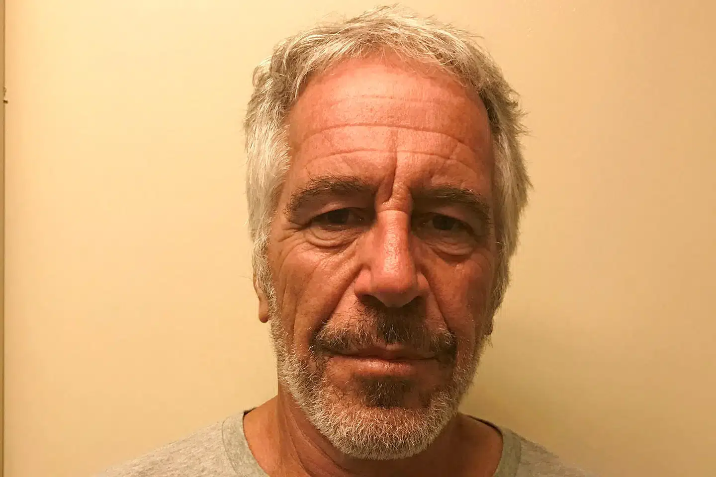 Jeffrey Epstein var 66 år, da han 6. juli 2019 blev anholdt i privatlufthavnen i Teterboro uden for New York. Her er anholdelsesbilledet. Hans angivelige sexmisbrug havde på det tidspunkt stået på i mindst 30 år. Den eneste konsekvens var en mild dom i 2008 for sexmisbrug af en 14-årig, og dommen kortsluttede FBIs efterforskning og gav amnesti til alle Epsteins mulige medskyldige.
