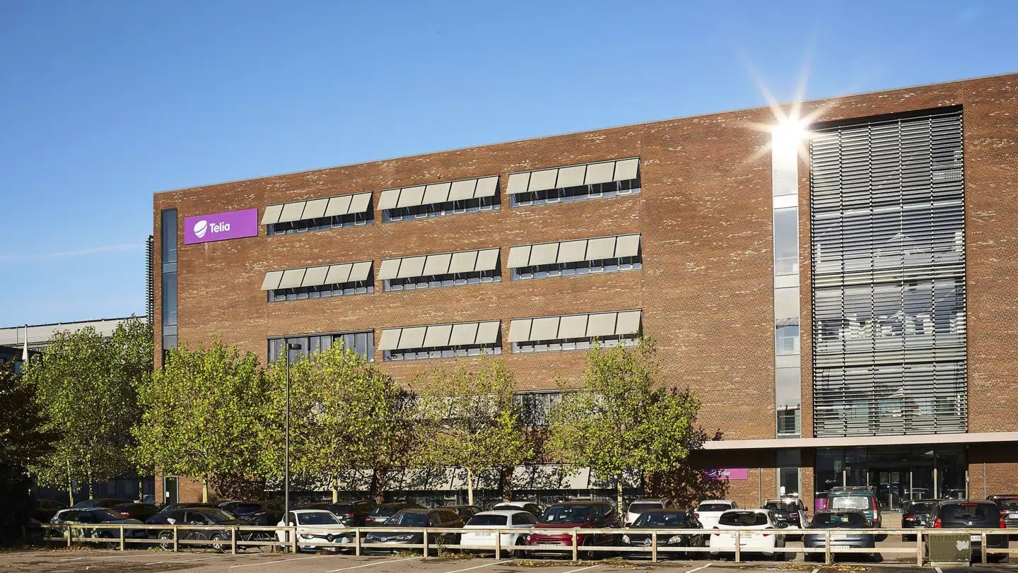 Telias danske hovedsæde på Holmbladsgade på Amager har, ligesom mange andre steder, været affolket under coronaepidemien. Det kan aflæses i forbrugstallene. Samtidig bliver der nu skruet op for kampen mod CO2-udledning med elløbehjul og elcykler samt flere ladestandere til de ansattes egne elbiler, ligesom alle medarbejderbiler senest i 2026 skal være elbiler.