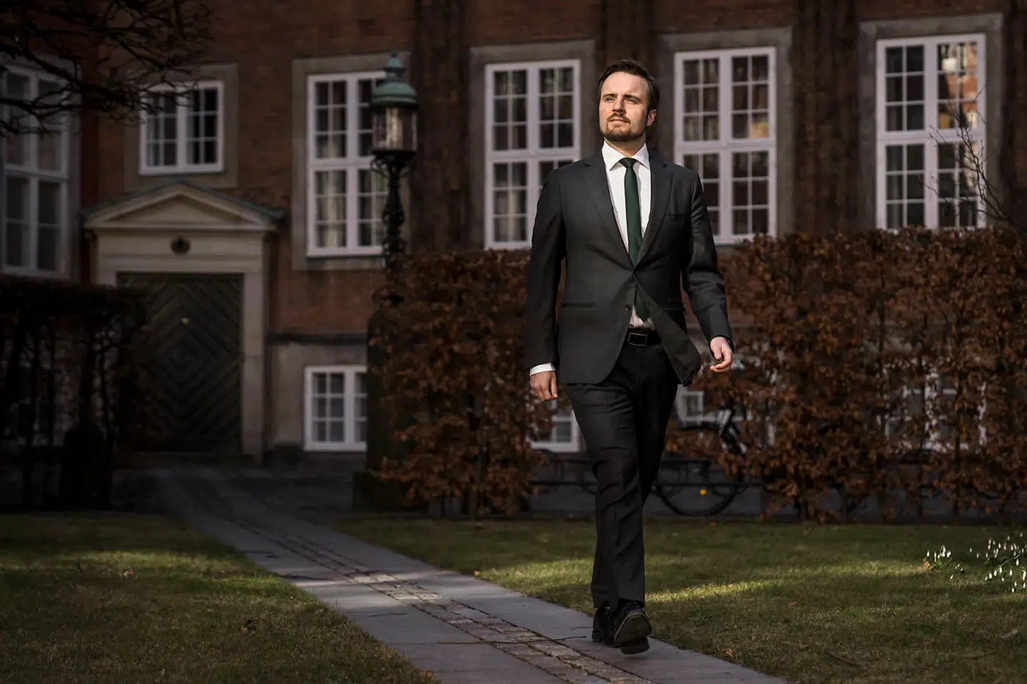 Simon Kollerup (S) har fået en ilddåb i regeringen som minister for erhvervslivet, der det seneste år har været underlagt omfattende restriktioner, som har sat manges livsværk på spil. Nu, et år efter landet lukkede ned, sætter han ord på krisen.