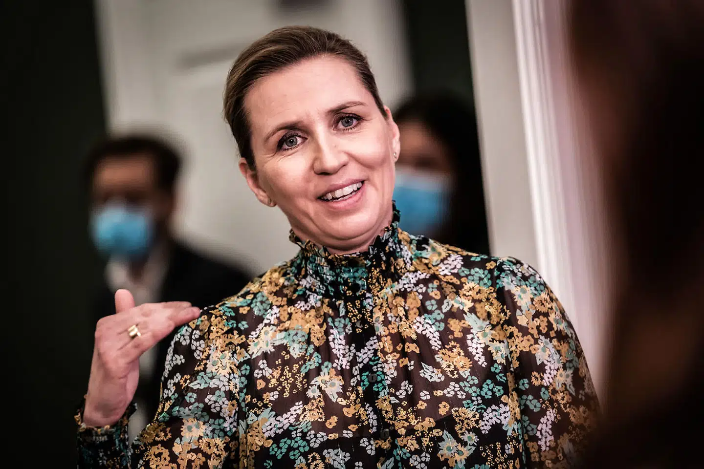 »Havde man gennemført den åbning, som man besluttede i går, for to uger siden, havde man haft et bredt politisk flertal bag sig i stedet for et rent rødt flertal,« skriver Thomas Bernt Henriksen i denne leder.