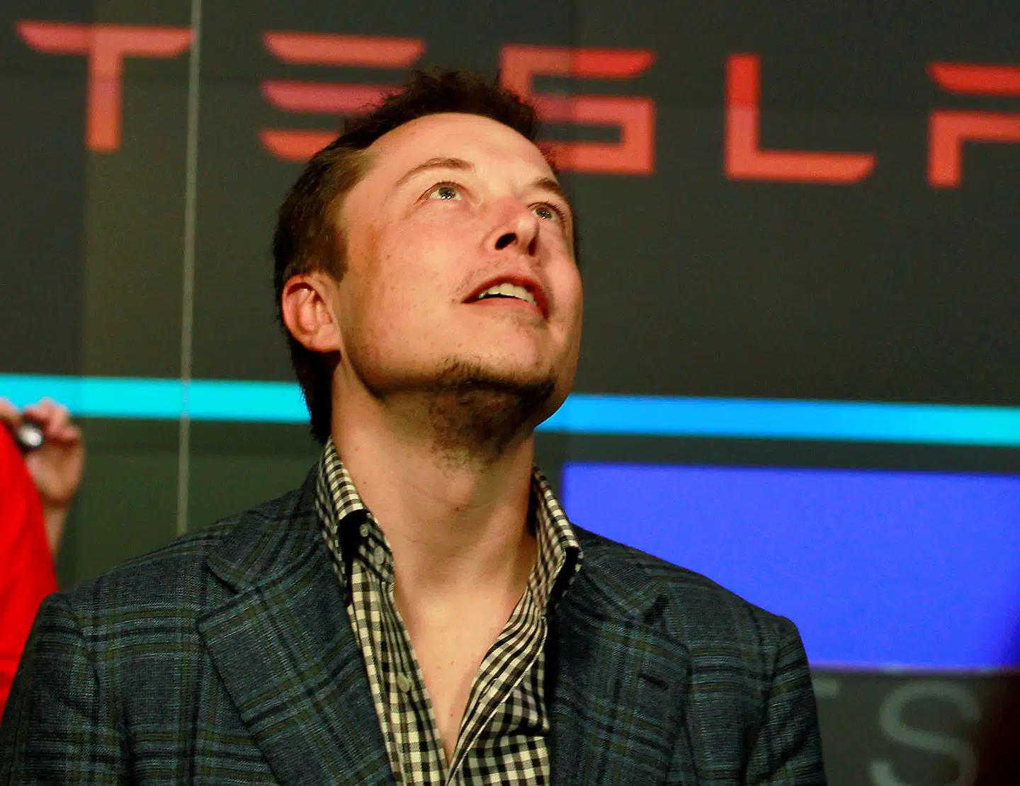 Elon Musk må se sin formue svinge voldsomt op og ned i øjeblikket, mens aktiemarkederne er urolige.