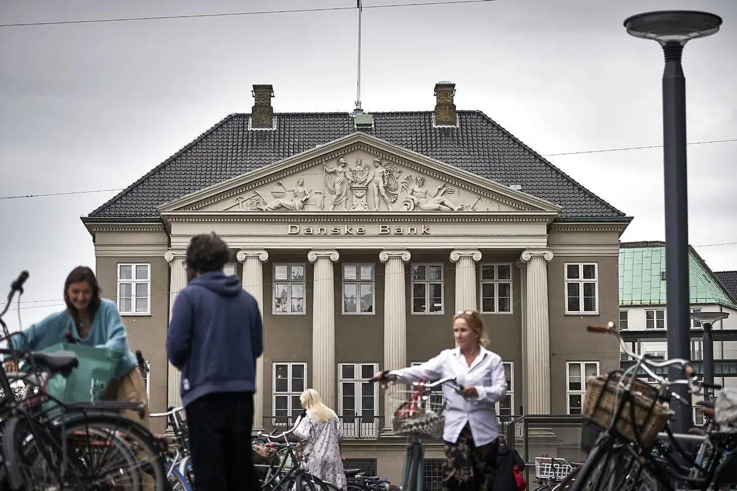 »Det er afgørende, at finansielle virksomheder og særligt SIFIer ledes af kompetente folk, der har tid til at løse den store opgave. Vælger man at træde ind i bestyrelsen af et SIFI, begrænser det, hvor mange andre bestyrelsesposter man kan have,« skriver Rikke-Louise Ørum Petersen og Tobias Thygesen.