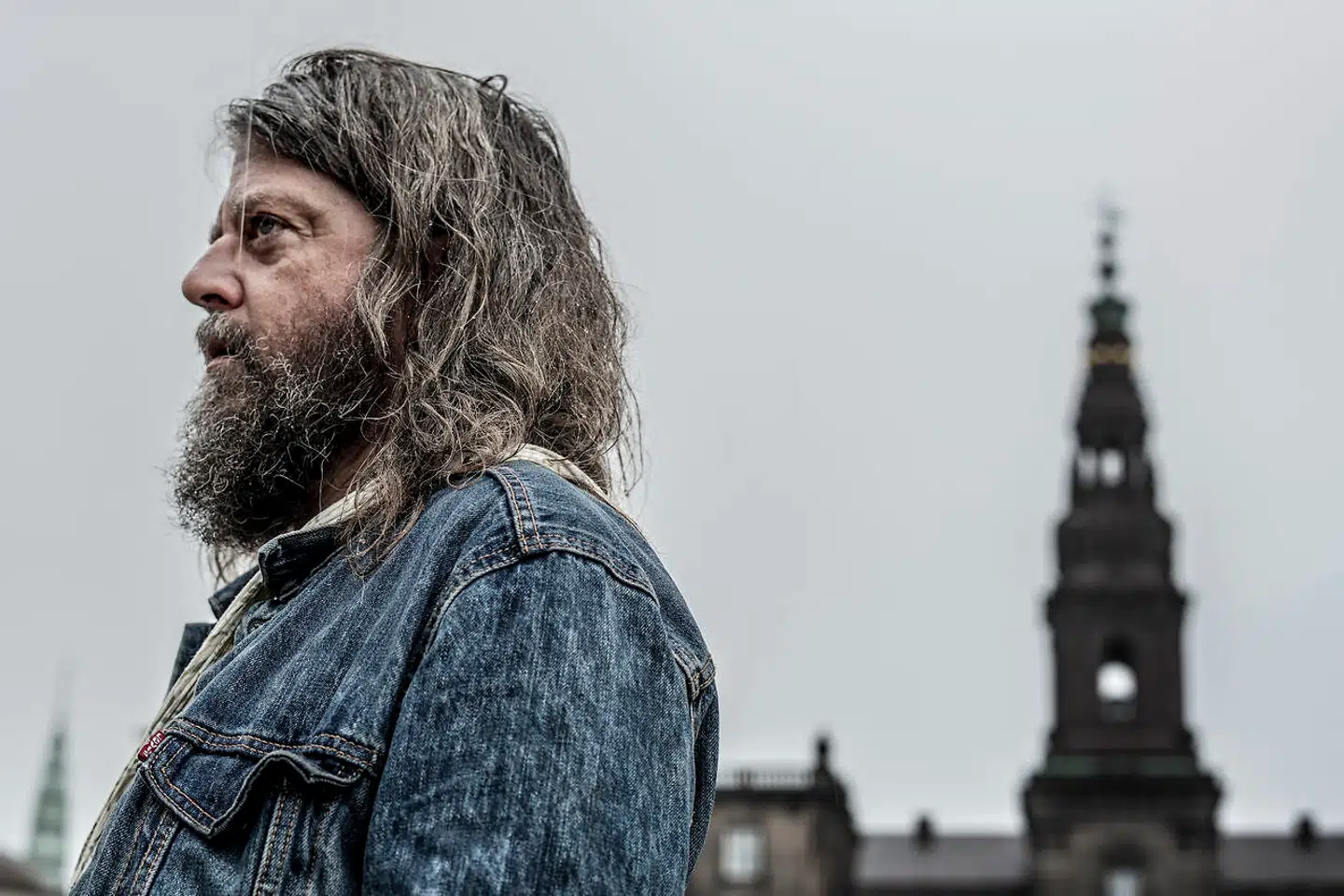 Finanstilsynets direktør afviste at lade sig fotografere med henvisning til, at han enten lignede en rockmusiker fra 1970erne eller Anders Lund Madsen. Faktisk synes Anders Lund Madsens udseende ikke længere at være usædvanlig, fordi frisørerne har været lukket siden december.