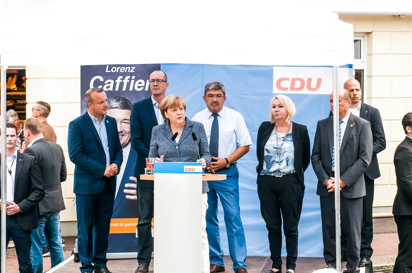 På dette foto fra 2016 er den tyske forbundskansler Angela Merkel blandt andet flankeret af en partifælle med blond page. Det er CDU-politikeren Karin Strenz.