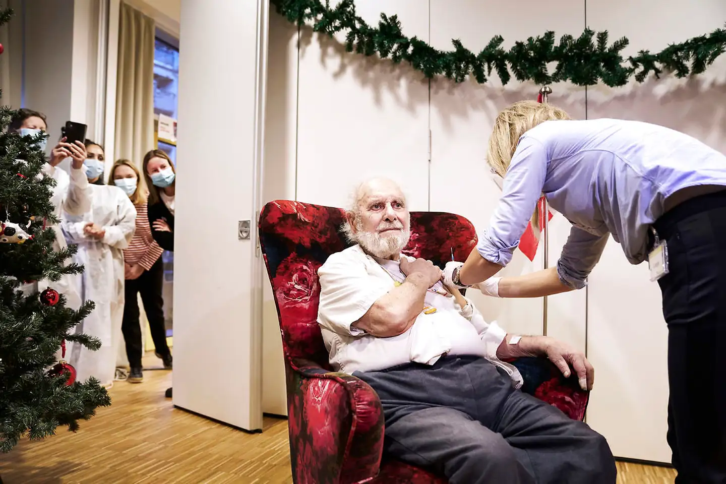 92-årige Carl-Einar Jørgensen var 27. december den første beboer på det københavnske plejehjem Fælledgården til at modtage vaccinen mod covid-19. 39 procent af de samlede dødsfald blandt coronasmittede har været blandt plejehjemsbeboere. I dag er over 84 procent af beboerne på plejehjemmene færdigvaccineret.