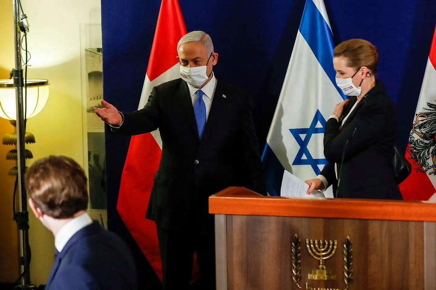 Efter statsminister Mette Frederiksens (S) rejse til Israel i torsdags melder danske virksomheder sig nu klar til at bidrage til det partnerskab om vaccineproduktion, som statsministeren (th.) i sidste uge indgik med Østrig og Israel. På billedet ses også Israels premierminister, Benjamin Netanyahu, og i forgrunden med ryggen til Østrigs kansler, Sebastian Kurz.