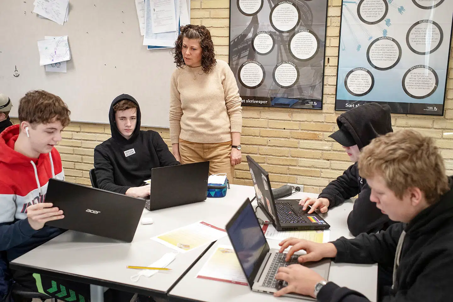 Højskoler, efterskoler og flere dele af grundskolen ser ifølge Berlingskes oplysninger ind i en genåbning fra på mandag 15. marts.