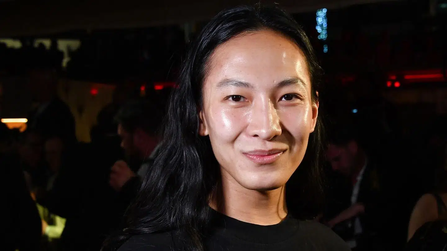 »Selvom vi er uenige om nogle detaljer i forhold til disse personlige interaktioner, vil jeg nu være et bedre eksempel og bruge min synlighed og indflydelse til at opfordre andre til at se skadelige adfærdsmønstre i øjnene,« siger Alexander Wang.