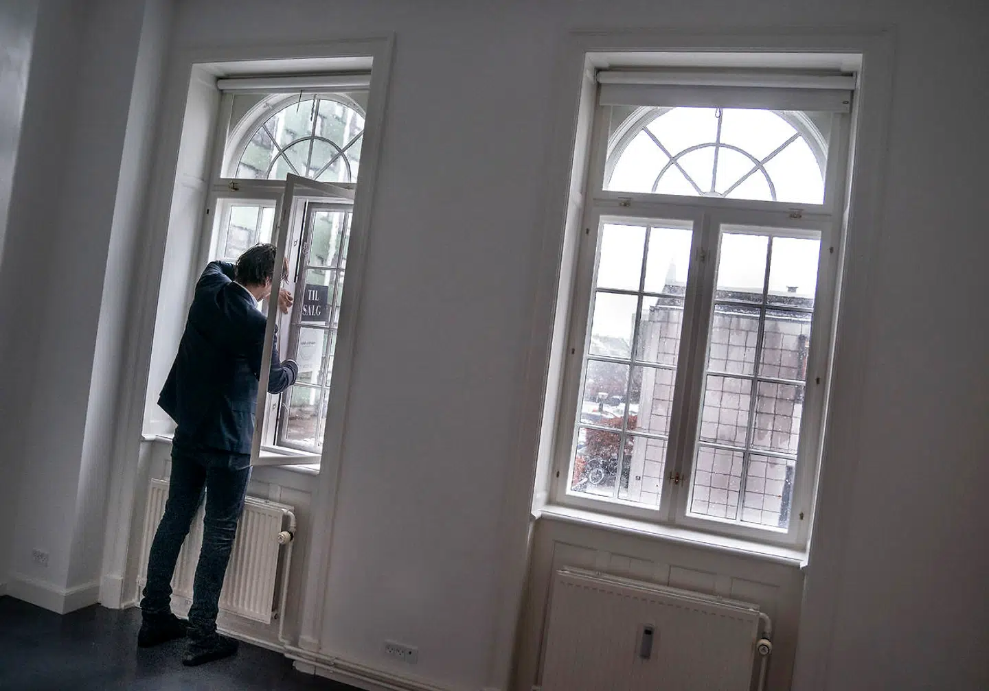 Rift om boliger har skubbet priserne op og får nu flere sælgere til at komme ud af busken, viser nye tal. Der er dog stadig langt mellem til salg-skiltene. Arkivfoto: Liselotte Sabroe/Ritzau Scanpix