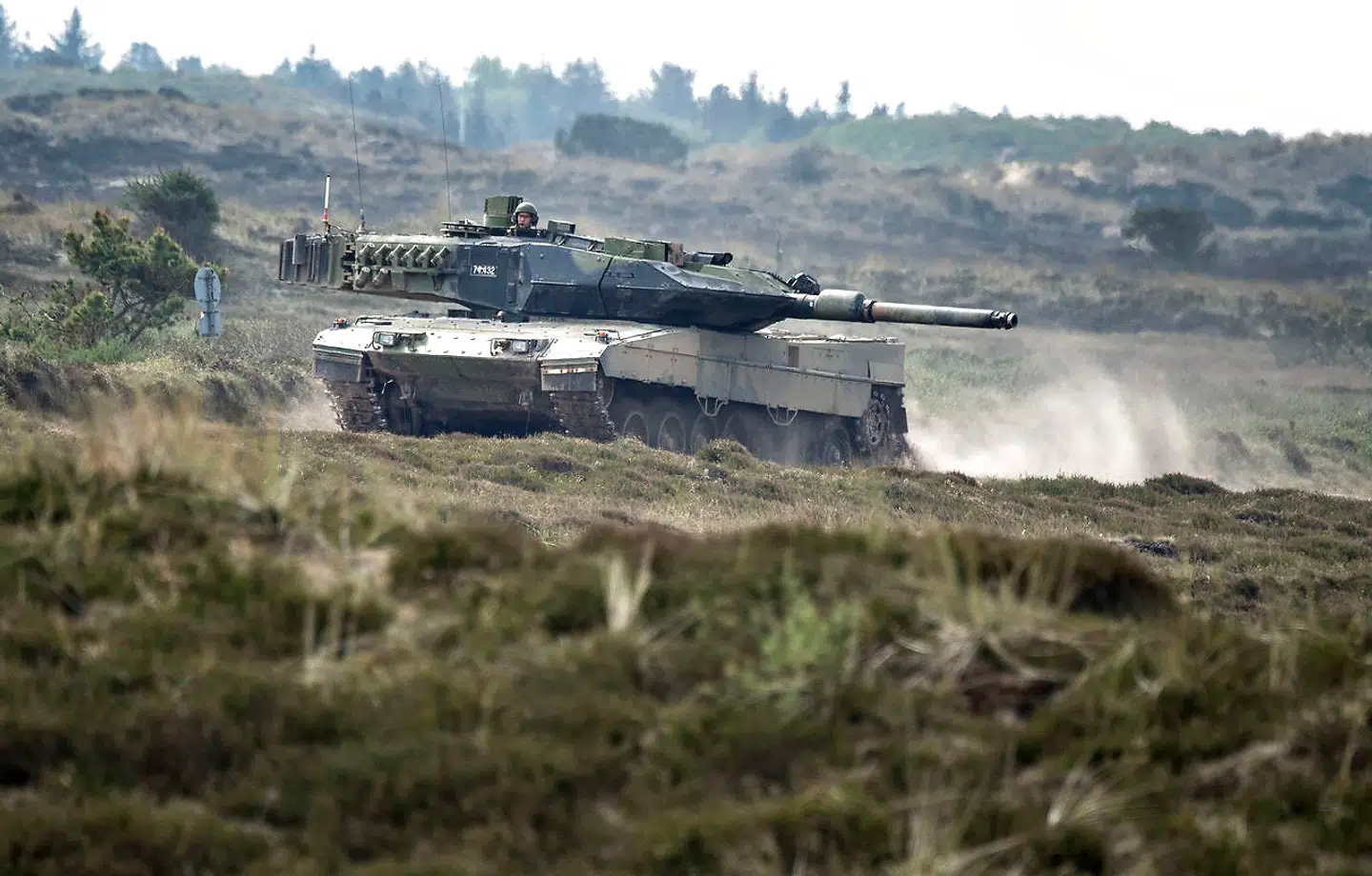 Som en del af opgraderingen af 1. Brigade bliver de danske Leopard-kampvogne ombygget og moderniseret. Her er det Jyske Dragonregimentets panserbataljon på øvelsesterræn i Oksbøl.