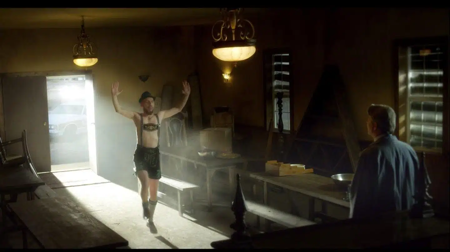 Hovedpersonen i Ulrich Thomsens film »Gutterbee«, Edward, spilles af Ewen Bremner (på billedet, i lederhosen). Han drømmer om at indrette en pølserestaurant lang ude på prærien. Her møder han Mike (Antony Starr).