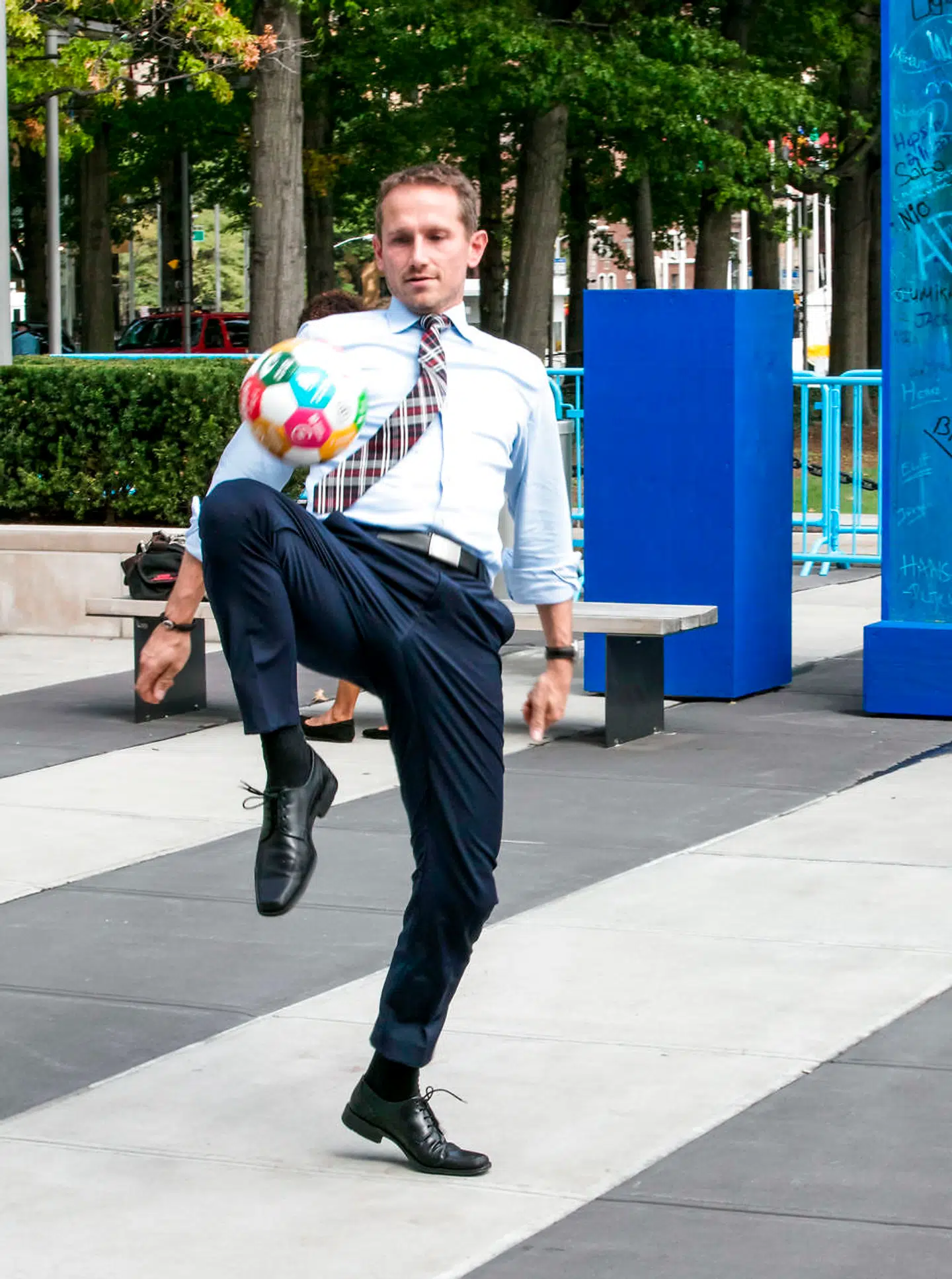 Danmarks kommende særlige repræsentant i at få dansk medlemskab af FNs Sikkerhedsråd øver sig her i sine driblinger ved FN-bygningen i 2016 – han får brug for sit boldøje i sit nye job.