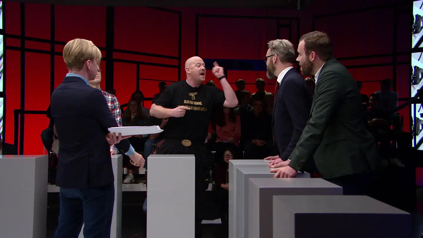 Thomas Strømsholt deltog torsdag den 5. december 2019 i »Debatten« på DR2. Her følte han sig angrebet af Ole Birk Olesen (LA), der kaldte ham en »mafialeder«, og nu er der indgået forlig i en injuriesag mod politikeren.