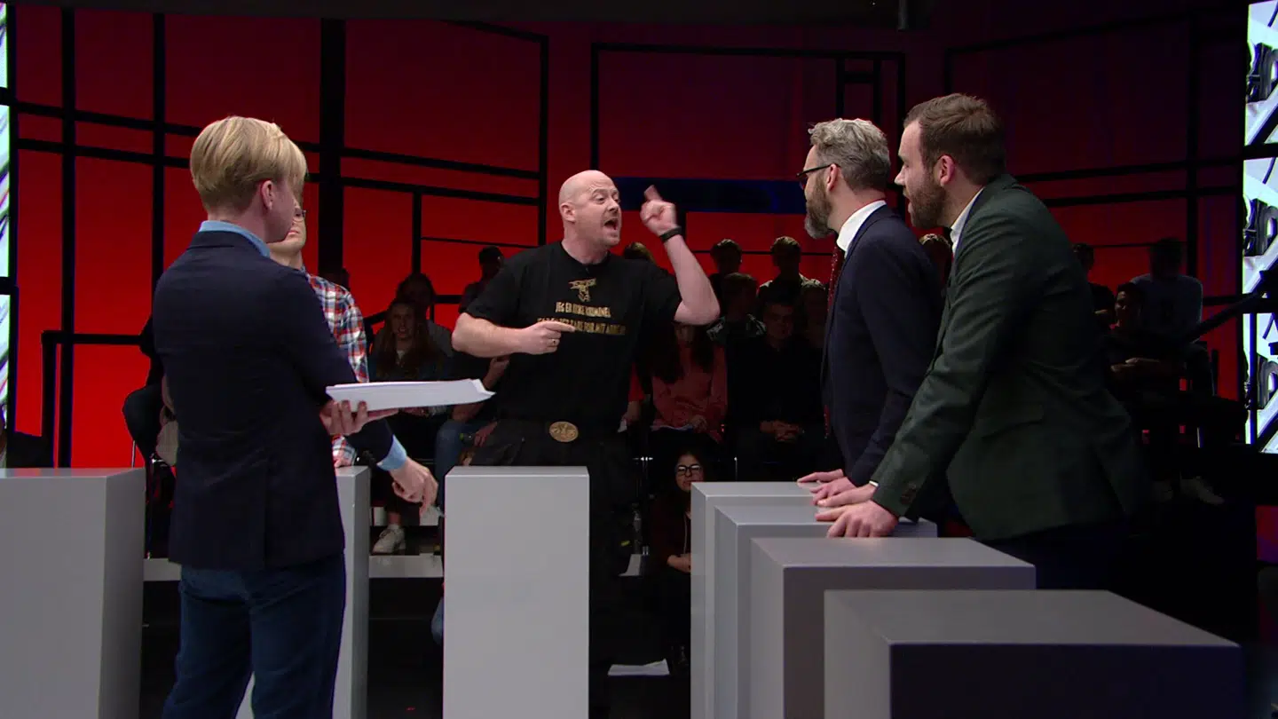 Thomas Strømsholt deltog torsdag den 5. december 2019 i »Debatten« på DR2. Her følte han sig angrebet af Ole Birk Olesen (LA), der kaldte ham en »mafialeder«, og nu er der indgået forlig i en injuriesag mod politikeren.