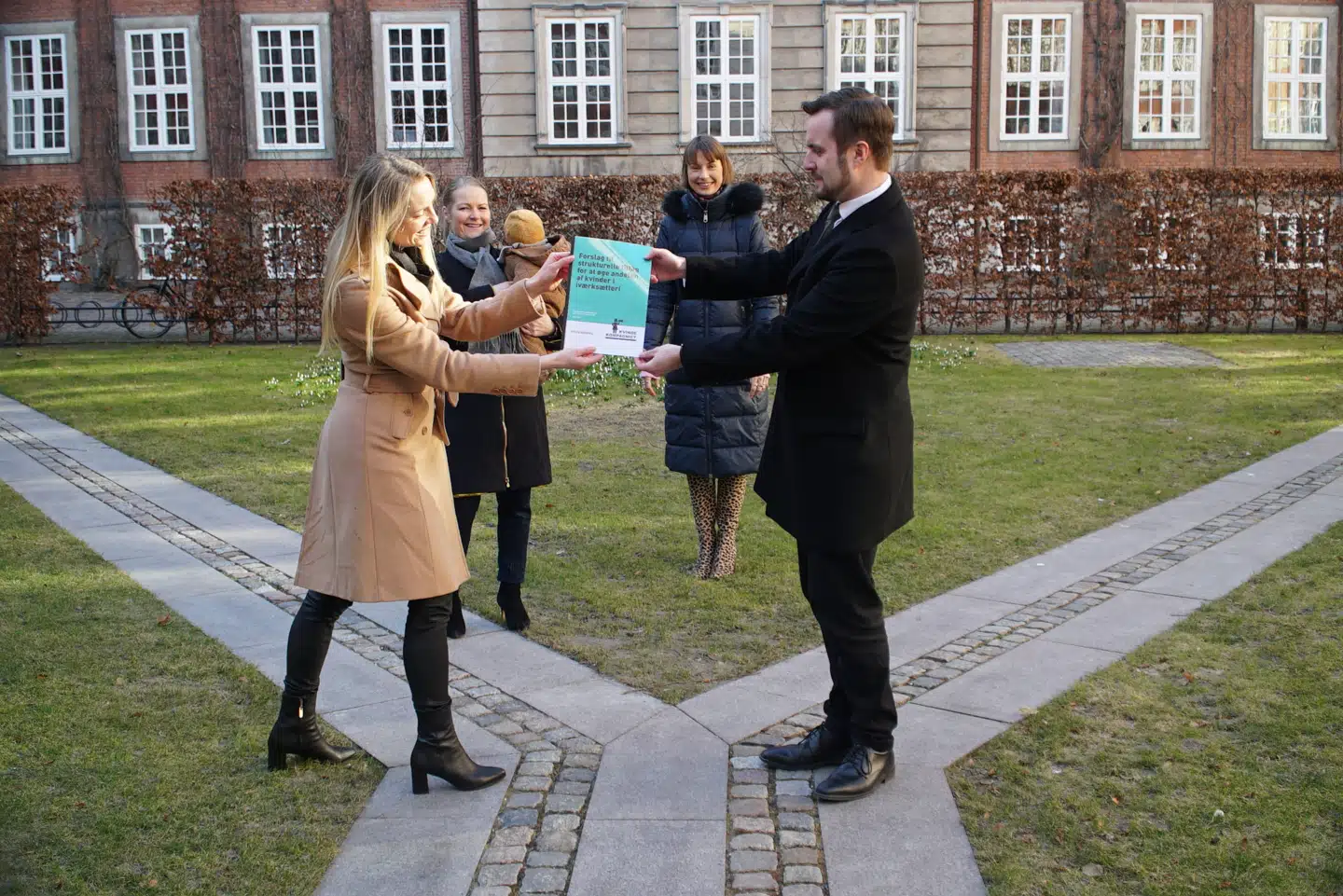 Overleveringen af »de ti bud« i Erhvervsministeriet til erhvervsminister Simon Kollerup (S), der tog imod de fire kvindelige iværksættere og lover at forsøge at forbedre vilkårene for dem.