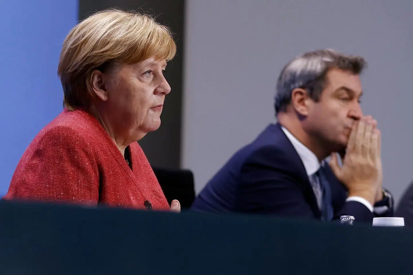 Angela Merkel har under coronapandemien kørt et tæt parløb med Bayerns ministerpræsident Markus Söder (th.) og krævet hårde nedlukninger af samfundet og brug af masker. Nu anklages en af Söders partifæller for korruption og for at have beriget sig på salg af masker til beskyttelse mod coronasmitte.