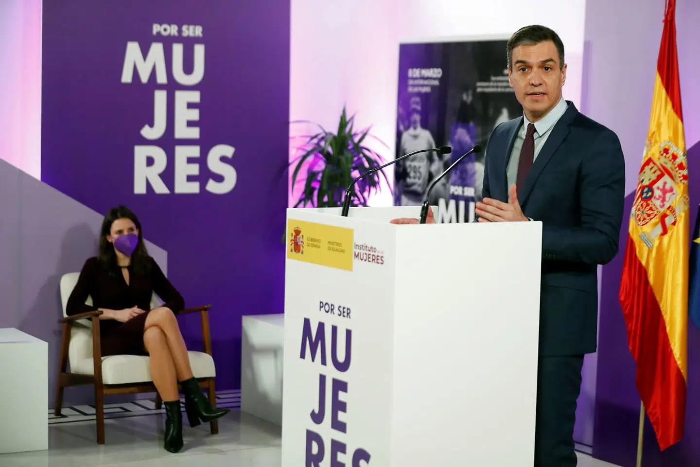 Spaniens socialdemokratiske premierminister, Pedro Sánchez, taler ved et arrangement i forbindelse med kvindernes internationale kampdag, mens ligestillingsminister Irene Montero ser på. Montero, der tilhører venstrepartiet Podemos, er rasende over demonstrationsforbuddet i Madrid.