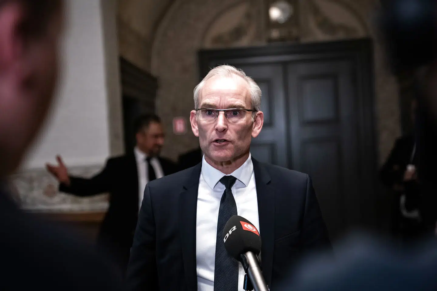 »Vi kan jo ikke være tjent med, at der bliver manipuleret med sandheden. Jeg forstår simpelthen ikke, hvad årsagen til det er, og hvad man vil? Det er stærkt bekymrende, for det kommer jo til at fremstå, som om man forsøger at dække over noget eller skjule noget,« siger De Konservatives sundhedsordfører, Per Larsen.