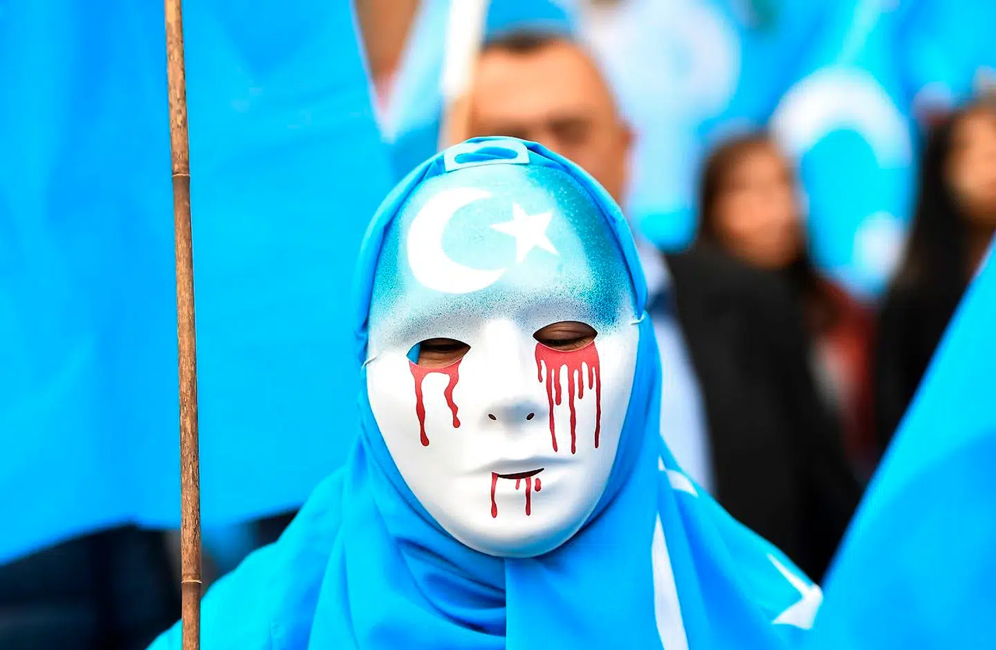 »Kommunistpartiet stræber efter at eliminere et kinesisk mindretal i form af genopdragelseslejre og tvangsassimilering. Det er faktisk et folkemord,« skriver Kristian Mouritzen i denne leder. Her demonstrerer uighurer i Bruxelles i 2018 for at få EU til at lægge pres på Kina.