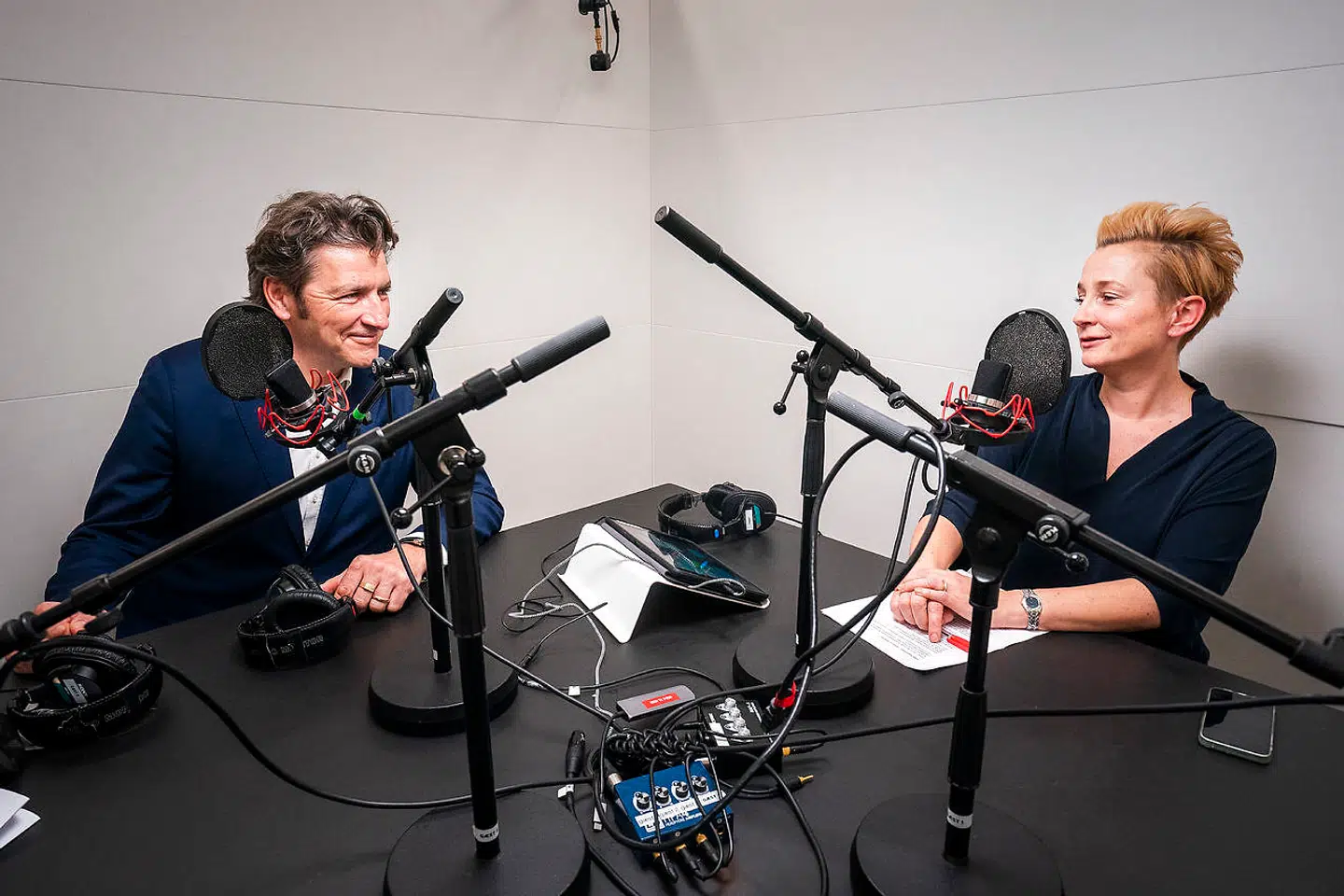 André Rogaczewski griner, mens han fortæller om Netcompanys ophav. Historien indeholder både interessen for Pac-Man og en flok it-venner på Roskilde Festival.