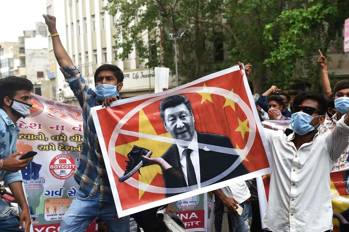 Kina er ikke gode venner med flere af sine naboer i Asien. Det er et problem, hvis Kina vil være nummer et i verden. Her er det aktivister i den indiske by Ahmedabad, der protesterer mod Xi Jinping efter blodige grænsesammenstød mellem Indien og Kina sidste sommer.