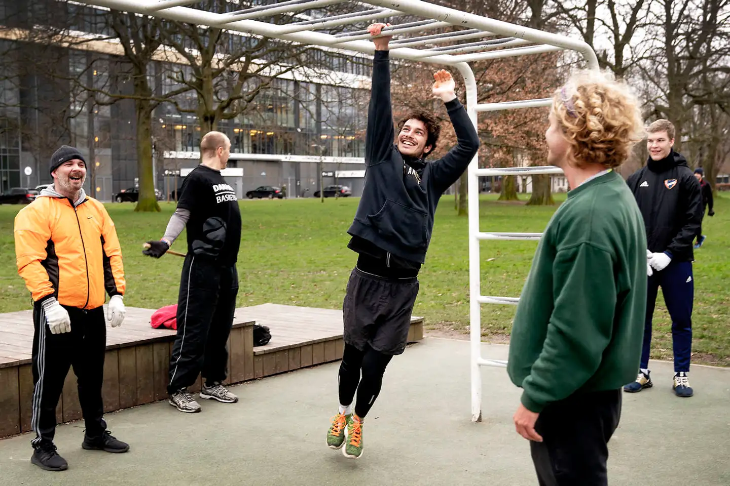 Hvordan træner vi optimalt, når tiden er knap? Den indflydelsesrige og internationalt anerkendte idrætsforsker Jens Bangsbo har et svar. På billedet udendørstræning i Fælledparken.