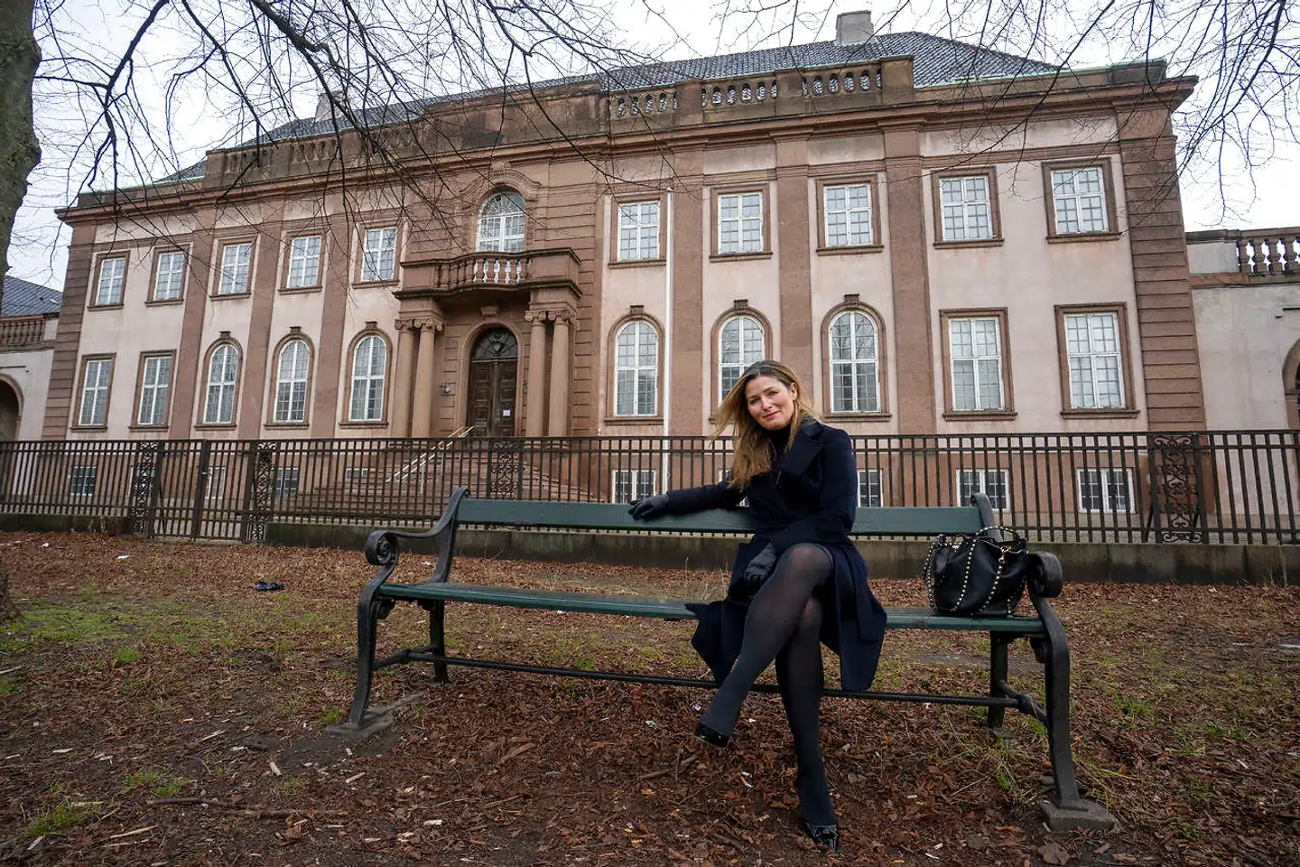 Engang var dette Danmarks dyreste og måske også smukkeste pragtpalæ. I dag er det i forfald og givetvis også ødelagt indvendigt. Ejerne – den tyrkiske stat – er åbenbart totalt ligeglad med bygningen. Men hør engang, København er ikke en af verdens smukkeste byer pga. Bohrs Tårn, modernisme, Kalvebod Brygge eller Bella Center. Den er det pga. storslået arkitektur og pragtpalæer som den her. Reclaim kulturarv! skriver Anne Sophia Hermansen.