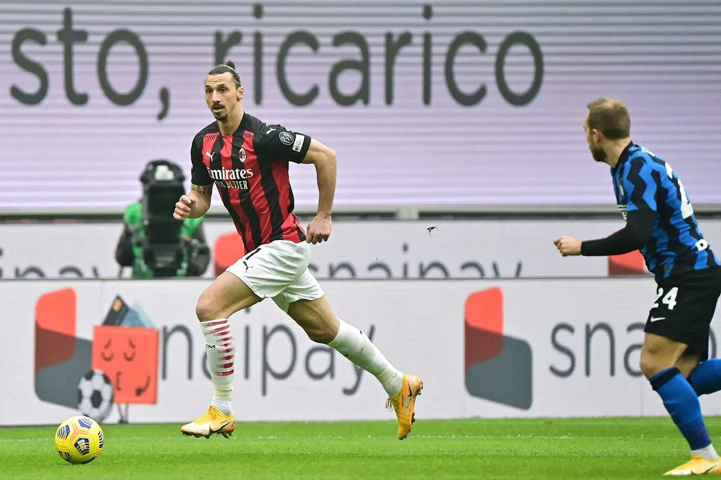 Zlatan Ibrahimović i AC Milan-trøjen, som vi kender ham, i majestætisk stil under Milanos lokalderby mod Inter og Christian Eriksen. Også udenfor fodboldbanen har svenskeren star quality, men nok ikke det store musikalske talent.