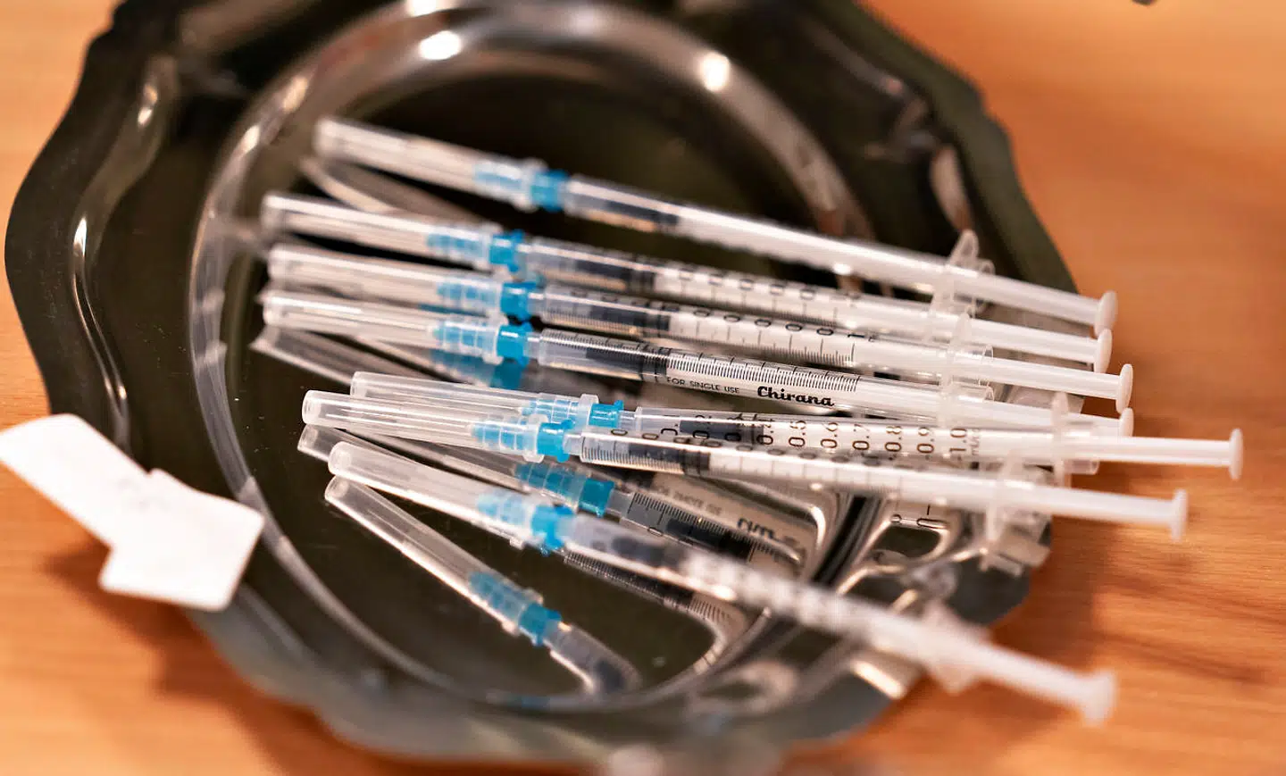 Vaccinen gøres klar i sprøjter til vaccinationen af hjemløse ved Frelsens Hær i Aalborg, torsdag den 25. februar 2021. Som led i vaccinationen i målgruppe 5 – særligt udsatte borgere – bliver der leveret 100 doser til vaccination af hjemløse og særligt udsatte i Aalborg Kommune.