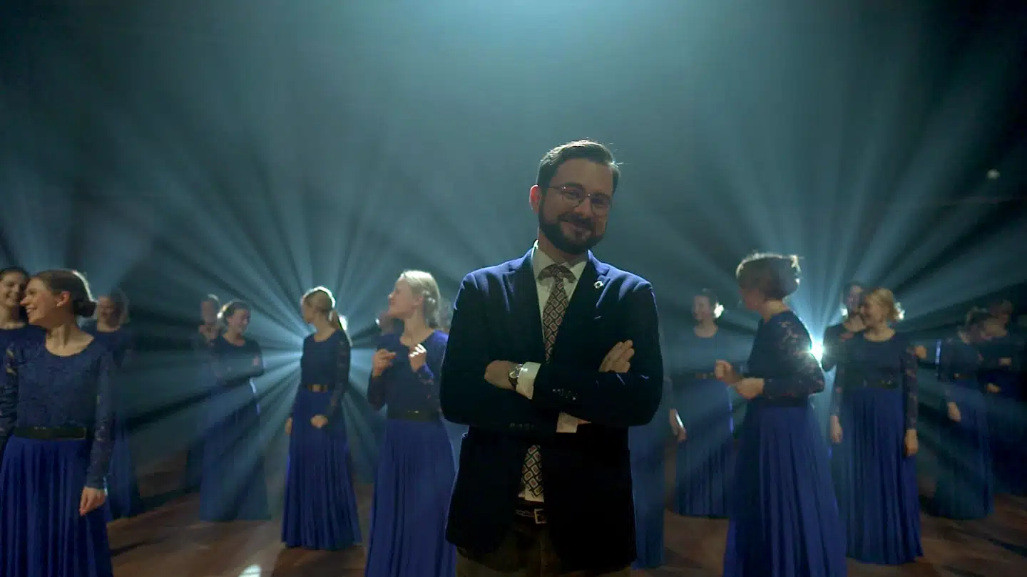 »At hælde hele Højskolesangbogen, og hvad der ellers lå klar til danskerne fra den nationale sangskat, ned af brættet for at behage et Shu-bi-dua-segment virker unødigt leflende for laveste fællesnævner. Næsten på niveau med folkelighedsmakrelmadder på sociale medier,« skriver Aminata Amanda Corr i denne mediekommentar.