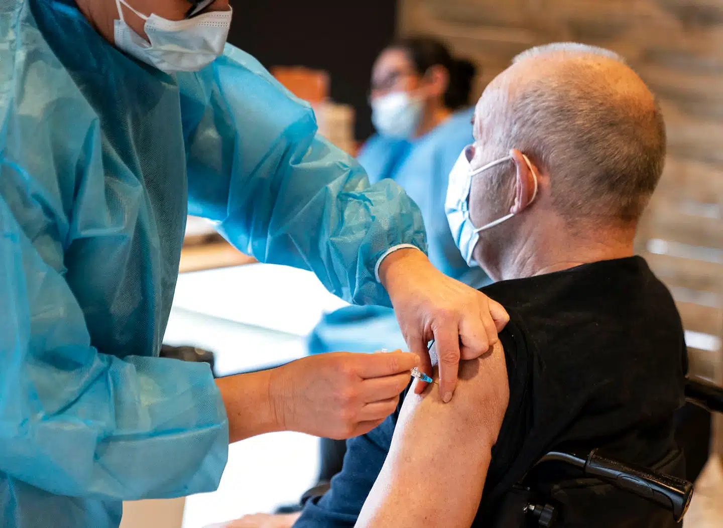 De danske sundhedsmyndigheder har netop frigivet en omtalt coronavaccine fra AstraZeneca, så den nu også kan gives til personer over 65 år.
