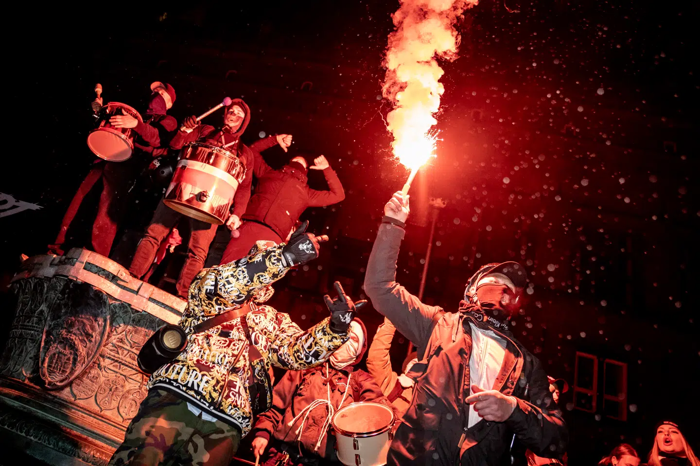 »Hvis de borgere, der ønsker sig færre restriktioner, oplever, at der ikke er nogen politikere, der taler deres sag, kan det formodentlig både skærpe deres utilfredshed med restriktionerne og svække deres tillid til det politiske system,« skriver Rune Stubager. Her holder »Men in Black« demonstration i København 27. februar 2021.