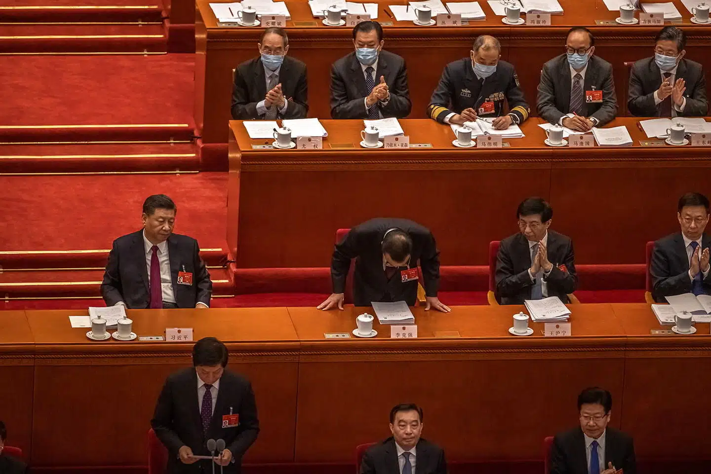Premierminister  Li Keqiang bukker for Folkekongressen ved siden af Kinas præsident Xi Jinping. Frem over vil Kia kun tillade »patrioter« at deltage i udpegelsen af Hongkongs leder.