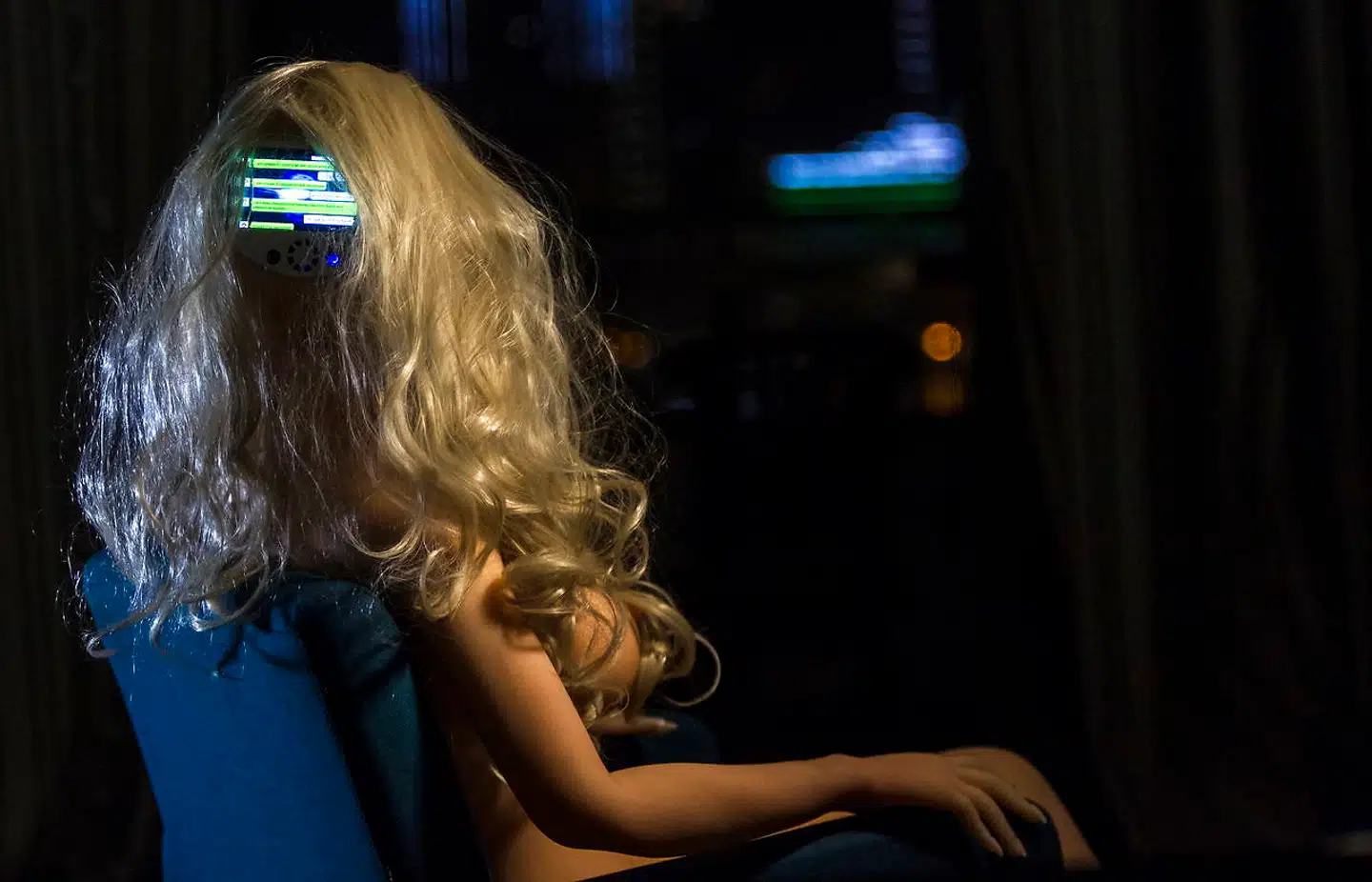 I Romanen »Klara og solen« er Klara er en KV, dvs. en »Kunstig Ven«, der er en mellemting mellem en støvsuger, en hund, en slave og Mary Poppins. På billedet ses en AI sexrobot fremstillet i Kina.