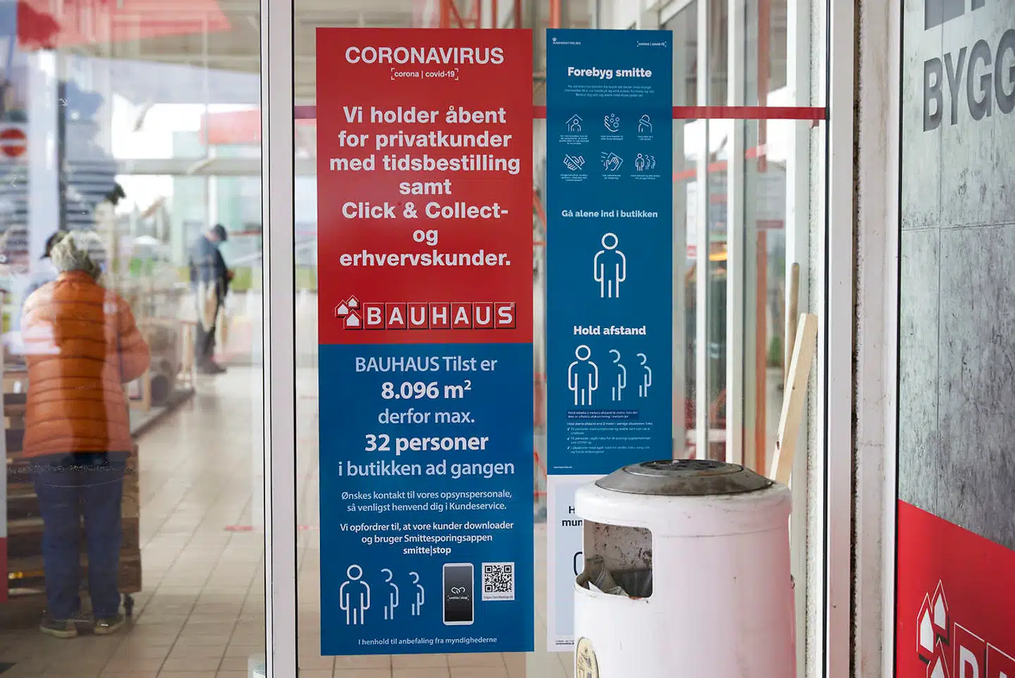 Mandag kunne detailbutikkerne lukke kunder ind i butikken for første gang i år. Det har dog været på skrappere krav til de største butikker – dem på mere end 5.000 kvadratmeter – og det har skabt forvirring hos kunderne og frustration hos ejerne.