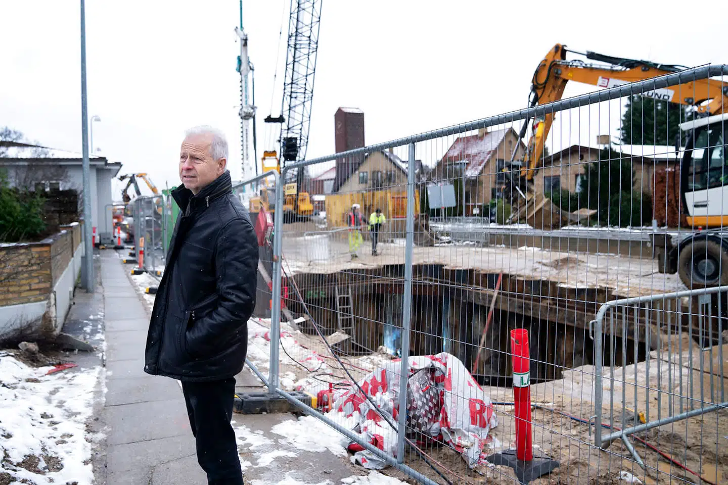Nils Peter Astrupgaard bor et stenkast fra Buddingevej. Han har oplevet voldsomme vibrationer og efterfølgende fundet revner i sine vægge. Selv mener han, at revnerne bunder i det forberedende arbejde til letbanebyggeriet.