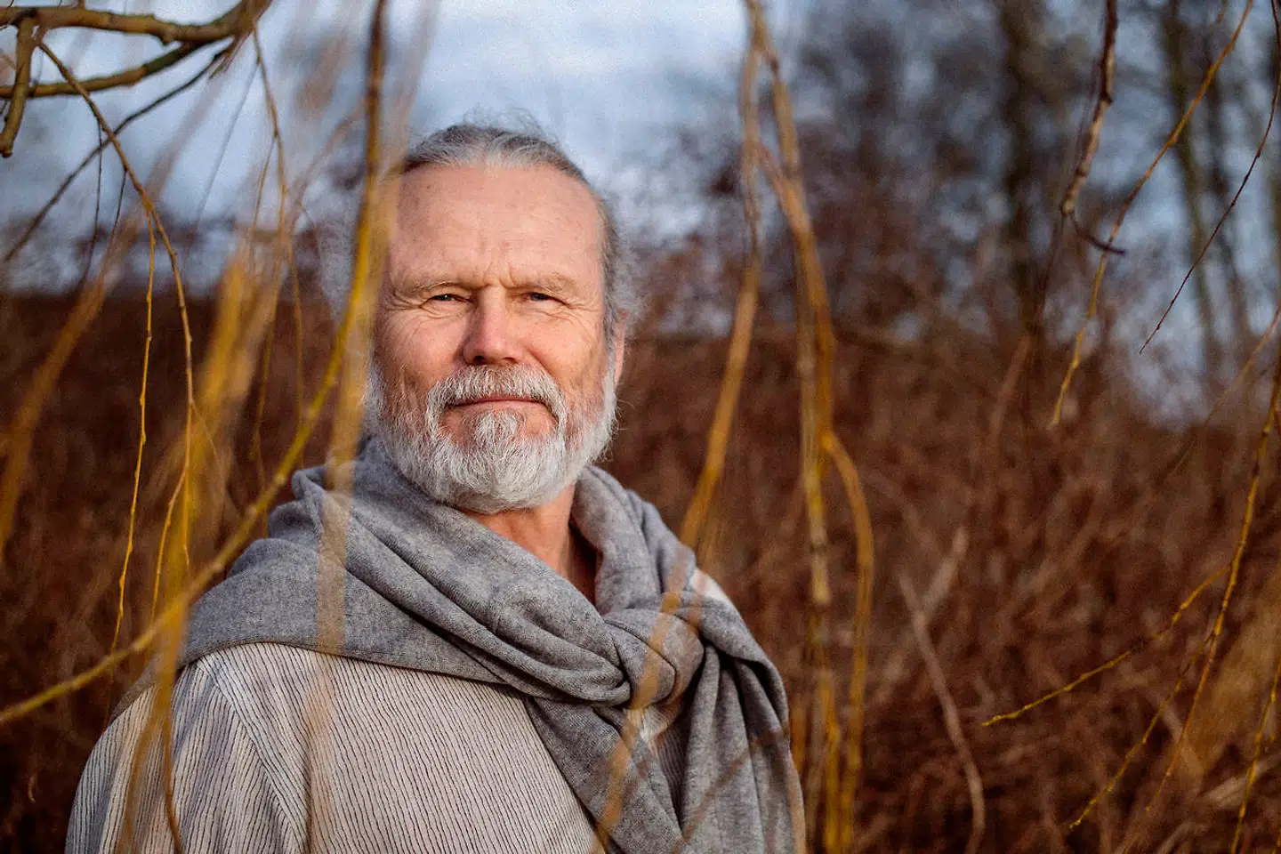 I otte måneder har professor Steen Rasmussen forsøgt at kontakte myndighederne, så han kan hjælpe med matematiske modeller til smitteopsporing, som ifølge ham overhovedet ikke fungerer. Men ingen tager telefonen. Ingen besvarer e-mail. Her ses han ved sit hjem i Mesinge på Fyn. Steen opholder sig meget i naturen i løbet af dagen, da det er et godt sted at tænke.