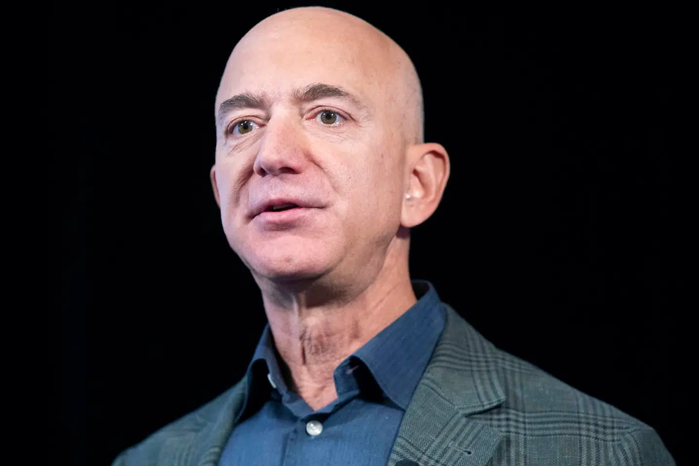 I 1990erne stiftede Jeff Bezos webshoppen Amazon. I dag bliver han kaldt »kongen af internettet«, og Amazon er blevet til et gigantisk selskab, som er både frygtet og berygtet.