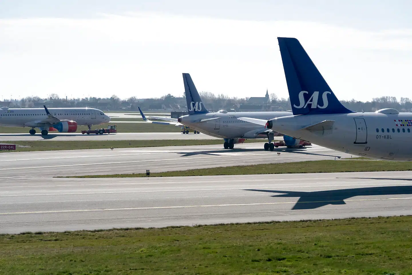 De lange udsigter til coronapassets brugbarhed i EU dræber ikke rejsebranchens drømme om at sende danskerne på sommerferie i sydens varme. »Jeg er temmelig sikker på, at der kommer løsninger,« siger Peder Hornshøj, administrerende direktør i Bravo Tours. Billedet er fra Københavns Lufthavn i marts 2020, da stort set alle flyafgange var indstillet på grund af coronapandemien.