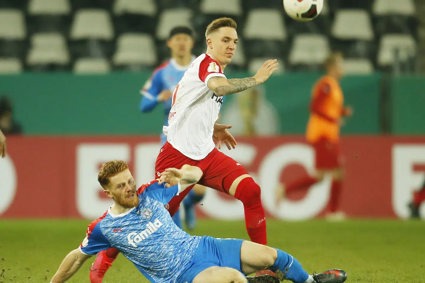 Mikkel Kirkeskov (liggende) var med fra start, da Holstein Kiel spillede sig i pokalsemifinalen. Leon Kügeler/Reuters