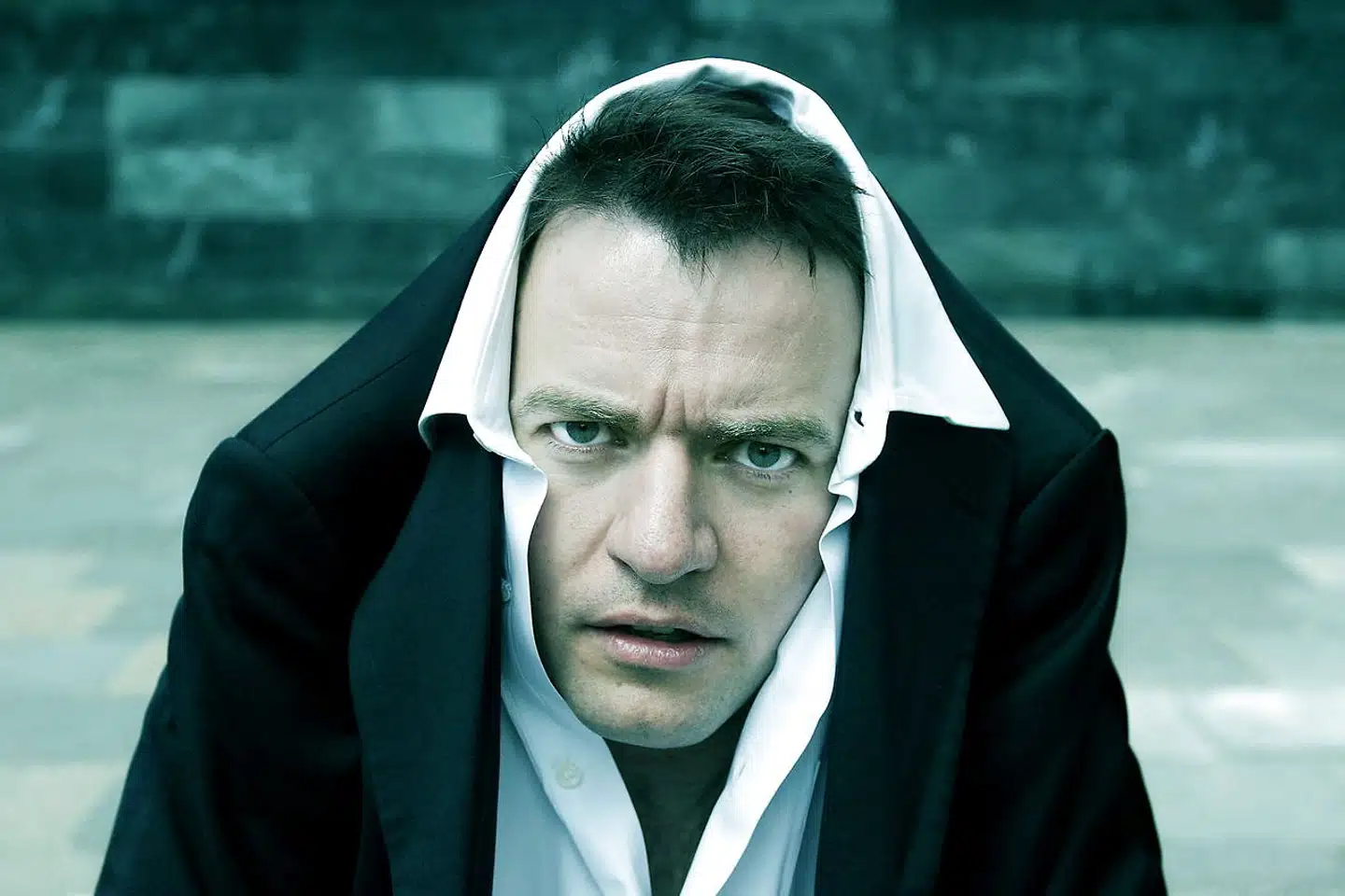 »Jeg kan da godt lide natur, men jeg vil langt hellere have en kop fra fodboldklubben Liverpool end en buket roser,« siger forfatter og satiriker Oliver Zahle, der har udviklet appen Galant, der vil lære mænd at huske deres damer.