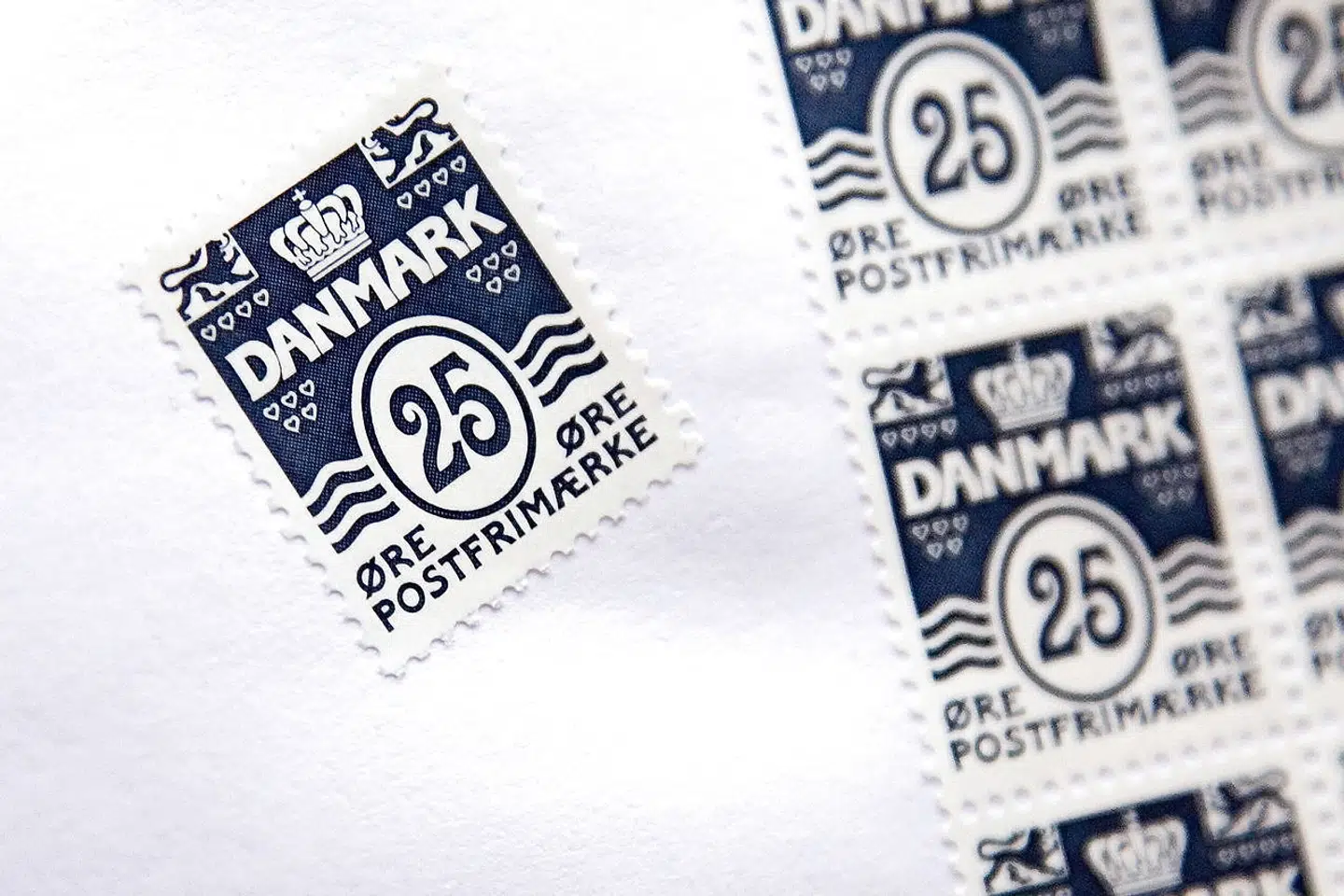 Chefredaktøren kritiseres blandt andet for manglende initiativ, manglende overblik og manglende evne til faglig sparring, fordi han ikke er inde i stoffet.